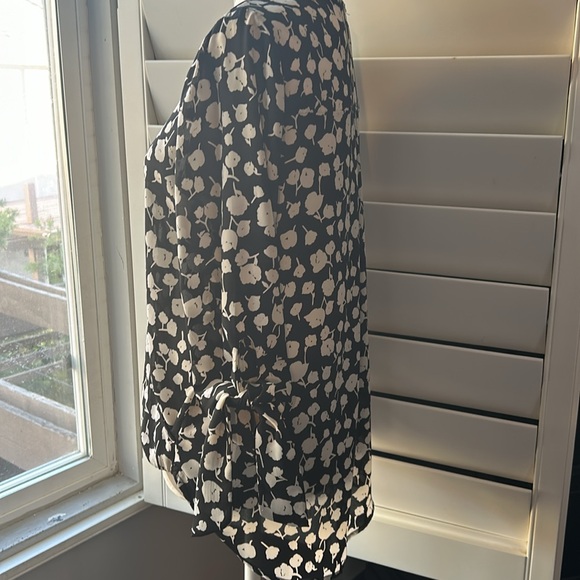Black and white drapey west kei long 3/4 sleeve blouse in size M. - Picture 4 of 6